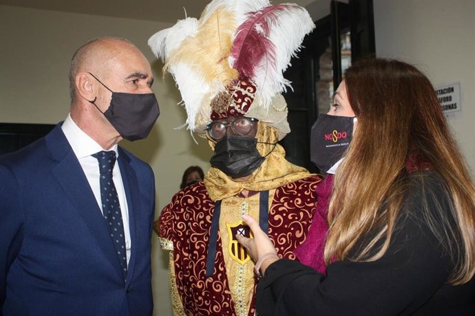 Antonio Muñoz junto al Heraldo del Porvenir