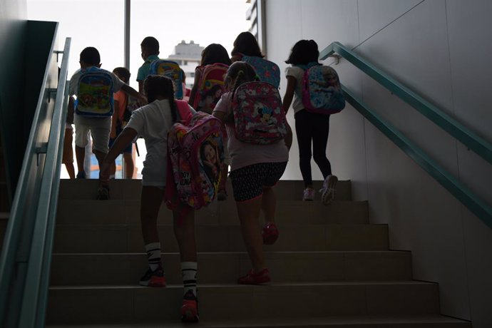 Archivo - Arxivo - Un grup de nens pugen les escales en el collegi Els Arts, durant el primer dia del curs escolar 2021-2022 a la Comunitat Valenciana, a 8 de setembre de 2021, a Valncia, Comunitat Valenciana (Espanya). 