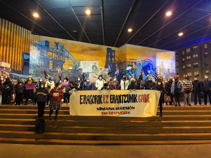 Concentración en Barakaldo (Bizkaia) para denunciar un caso de abuso sexual en la ciudad