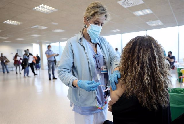 Una persona recibe una vacuna contra el Covid-19, en el Hospital Infanta Sofía, a 30 de diciembre de 2021, en San Sebastián de los Reyes, Madrid, (España). La Comunidad de Madrid permite desde hoy inocular la vacuna contra el COVID-19 a los adultos de 45 