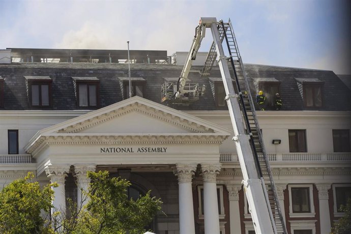 Incendio en la sede del Congreso de Sudáfrica