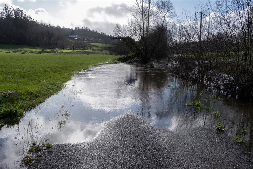 Archivo - El río Tambre, desbordado a su paso por el municipio de Oroso, en A Coruña, Galicia (España), 