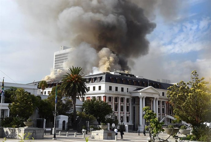 Incendio en la sede del Parlamento de Sudáfrica