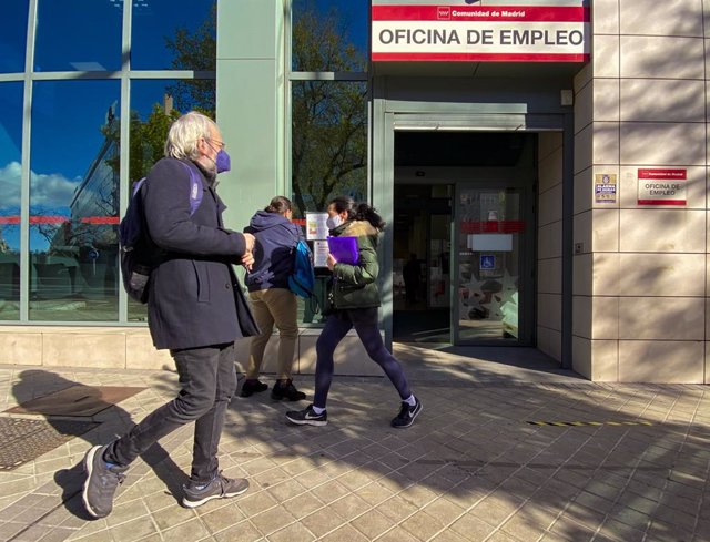 Archivo - Una oficina de empleo de la Comunidad de Madrid, a 2 de diciembre de 2021, en Madrid (España). El número de parados registrados en las oficinas de los servicios públicos de empleo (antiguo Inem) bajó en 74.381 desempleados en noviembre (-2,3%). 