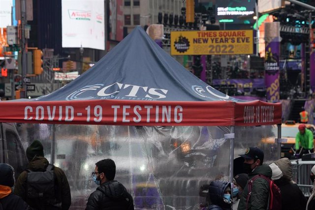 30 December 2021, US, New York: People wait on line to get a Coronavirus (Covid-19) PCR test in Times Square ahead of New Year's Eve. Photo: Bryan Smith/ZUMA Press Wire/dpa
