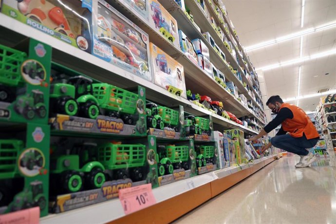 Archivo - El dependiente de una tienda de juguetes coloca artículos en las estanterías.