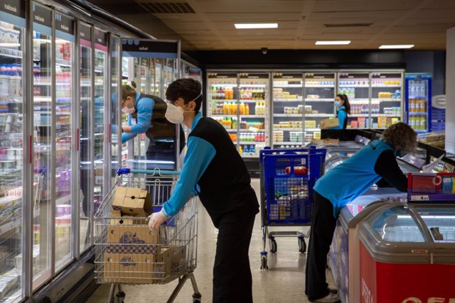 Archivo - Trabajadores en un supermercado, en una imagen de archivo.