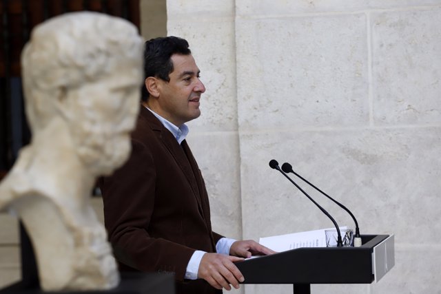 El presidente de la Junta, Juanma Moreno, presenta un busto romamo en el Museo de Málaga, a 4 de enero de 2022, Málaga (Andalucía, España)