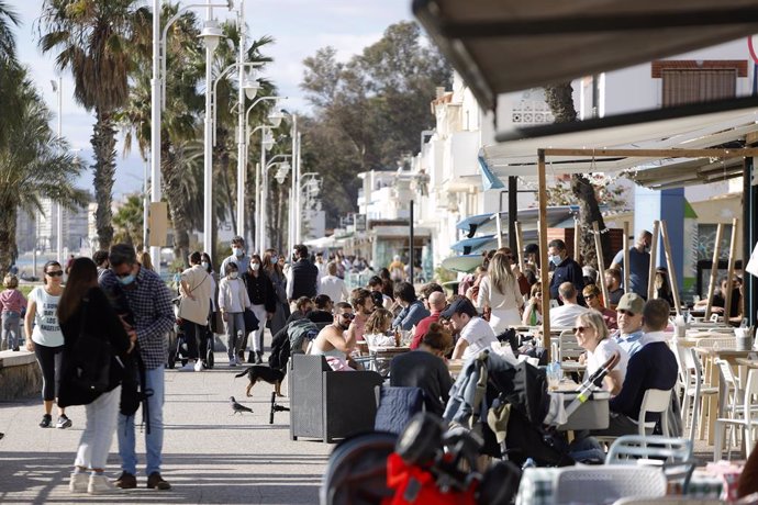 Malagueños, turistas y visitantes llenan las calles de Málaga en un domingo de Navidad con los comercios abiertos y temperaturas de 20 en el Paseo Marítimo de Pedregalejo a 26 de diciembre de 2021 en Málaga, Andalucía.