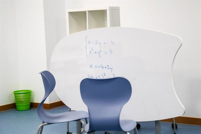 Archivo - Sillas y mesas de un aula 