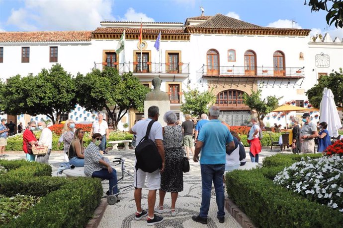 Archivo - Turistas en una plaza de Marbella, en una imagen de archivo