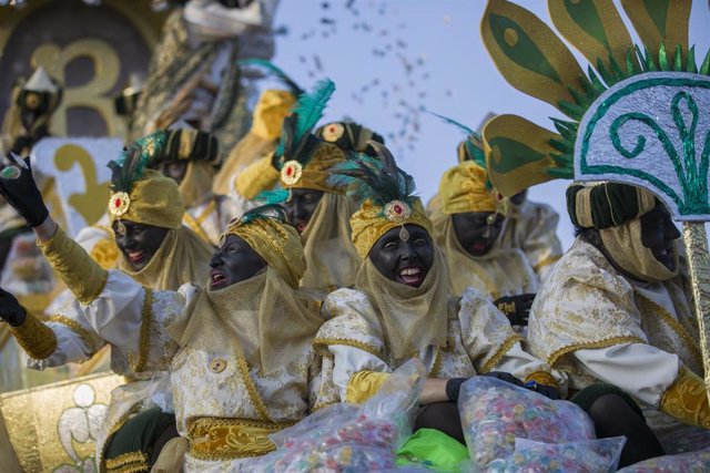 Archivo - Pajes del cortejo del Rey Baltasar lanzando caramelos durante la cabalgata de los Reyes Magos en Sevilla, a 05 de enero de 2020.
