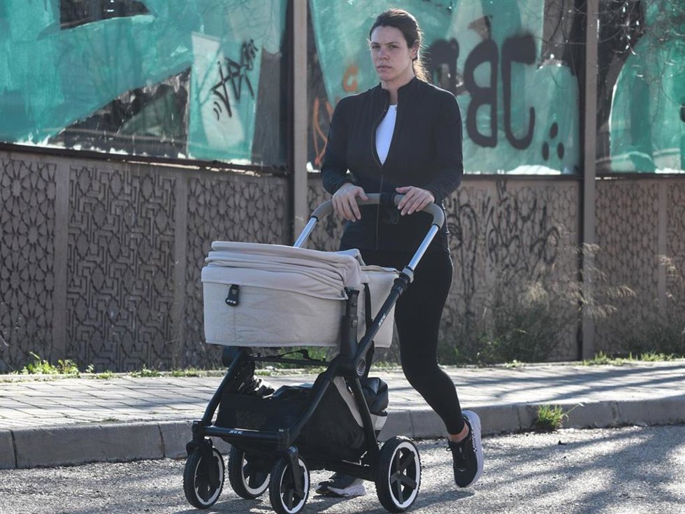 Laura Matamoros, con look cómodo, paseando al pequeño Benji