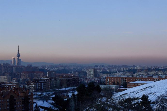 Archivo - Capa de contaminación sobre la ciudad desde el Cerro del Tío Pío en Madrid (España)