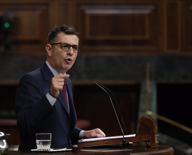 El ministro de la Presidencia, Relaciones con las Cortes y Memoria Democrática, Félix Bolaños, interviene en el pleno en el Congreso de los Diputados, a 22 de diciembre de 2021, en Madrid (España).