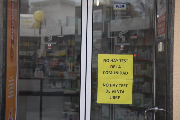 Aviso en la cristalera de una farmacia de que no disponen de tests de antígenos, a 23 de diciembre de 2021, en Madrid, (España). 