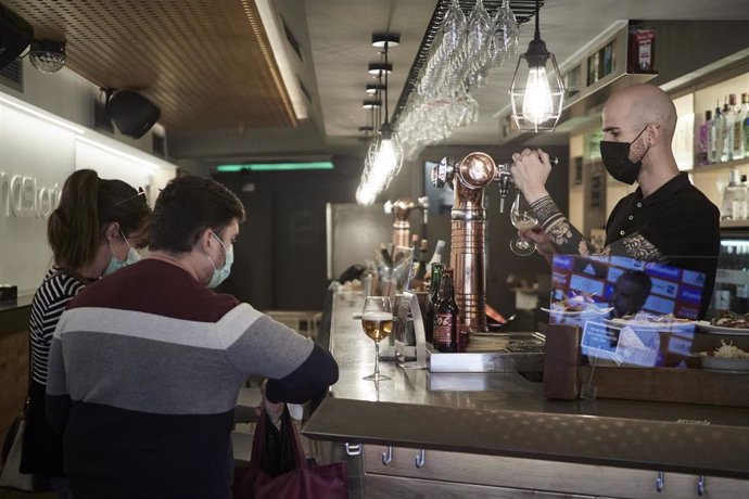 Archivo - Un camarero sirve una cerveza en el interior de un bar, a 1 de octubre de 2021, en Pamplona, Navarra (España)