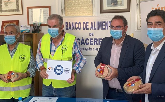 Archivo - La Torta del Casar dona 12.000 euros al Banco de Alimentos durante la campaña de 2021