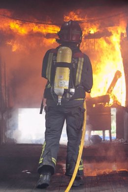 Un efectivo del Consorcio de Bomberos de Tenerife procede a la extinción del incendio