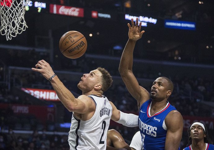 27 December 2021, US, Los Angeles: Los Angeles Clippers player Serge Ibaka (2nd R) and Brooklyn Nets palyer Blake Griffin (L) in action during the US National Basketball Association (NBA) basketball match between Los Angeles Clippers and Brooklyn Nets a