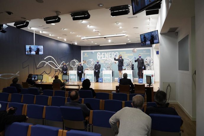 Archivo - Sorteo Extraordinario de El Niño, en Madrid (España) a 6 de enero de 2021. El número 19570 ha sido agraciado con el 'Gordo' del Sorteo Extraordinario de 'El Niño', dotado con 2.000.000 de euros por serie. El número ha estado muy repartido en