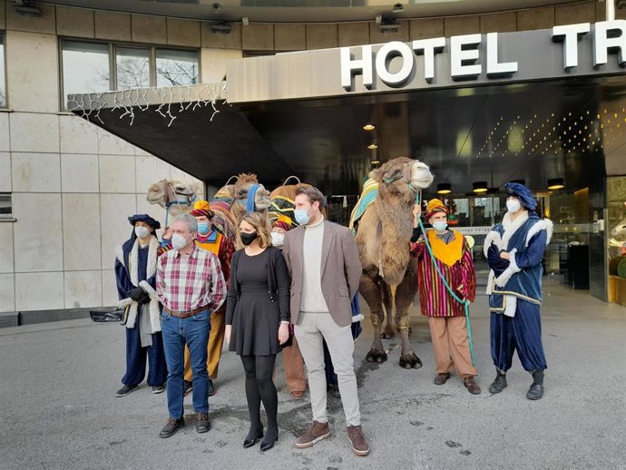 Representantes de la Asociación Cabalgata Reyes Magos de Pamplona, antes de la rueda de prensa