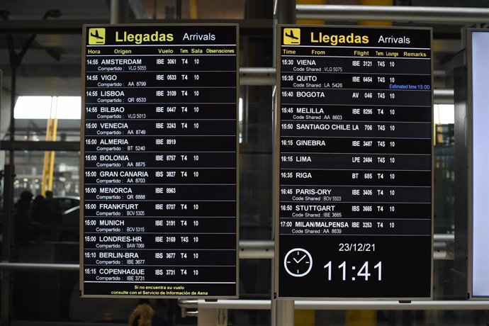Dos paneles de llegadas en el aeropuerto de Adolfo Suárez, un día previo a la Nochebuena, a 23 de diciembre de 2021, en Madrid (España). 