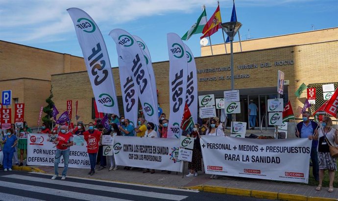 Archivo - Concentración convocada por los sindicatos CCOO, UGT y CSIF con motivo del despido de 8.000 sanitarios en el Hospital Virgen del Rocío a 21 de octubre 2021. 
