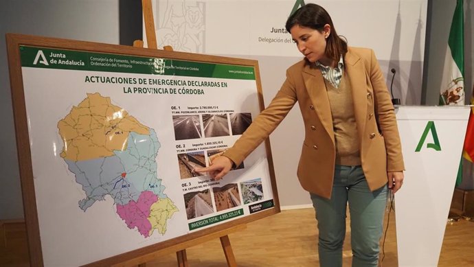 Archivo - La delegada de Fomento, Infraestructuras y Ordenación del Territorio, Cristina Casanueva, informa sobre las reparaciones en carreteras de la provincia en una imagen de archivo.