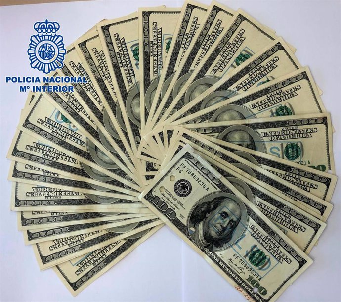 Detenidos dos individuos que introducían billetes falsos de 100 dólares estadounidenses a través de sucursales bancarias
