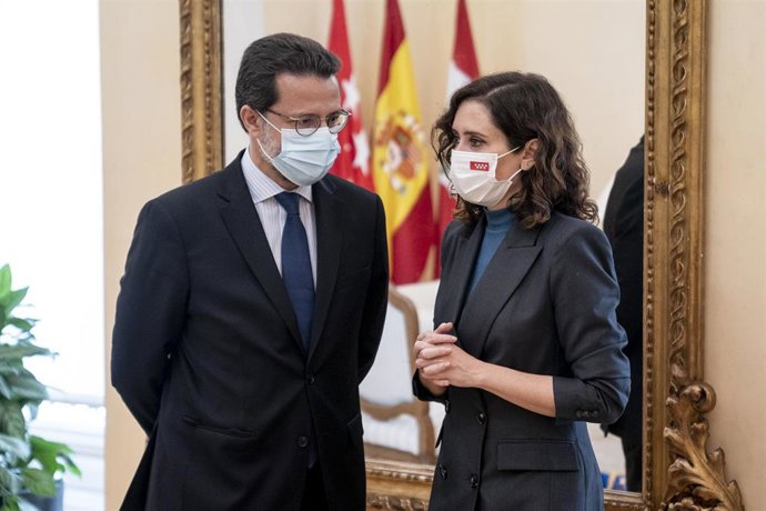 Archivo - El consejero de Economía, Hacienda y Empleo de la Comunidad de Madrid, Javier Fernández-Lasquetty (i), conversa con la presidenta de la Comunidad de Madrid, Isabel Díaz Ayuso (d), durante una reunión con el alcalde de Lima (Perú), Jorge Muñoz 