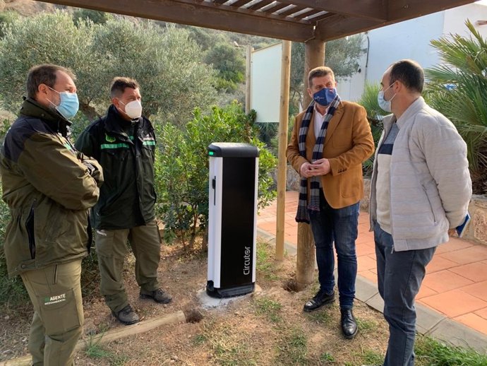 El director general del Medio Natural, Fulgencio Perona, durante su visita al Centro de Visitantes Las Cobaticas del Parque regional de Calblanque