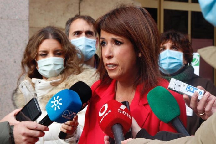 Archivo - Martina Velarde atiende a los periodistas en Córdoba.