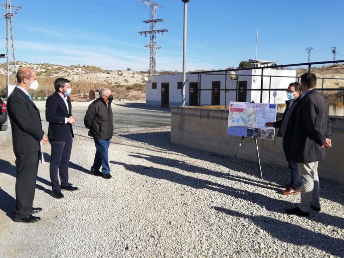 El consejero Antonio Luengo durante la visita a la Comunidad de Regantes de Ascoy, Benís y Carrasquilla