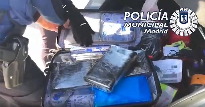 Pillan a dos personas con 9 kilos de cocaína en una maleta en un coche