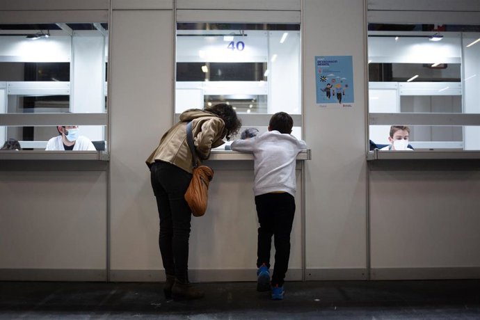 Un niño acude a recibir la vacuna contra el Covid-19,