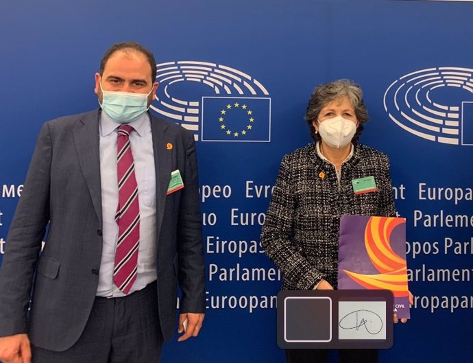 El presidente de SCC Fernando Sánchez-Costa junto a la vicepresidenta territorial de la entidad, Elda Mata, en el Parlamento Europeo, en una imagen de archivo.