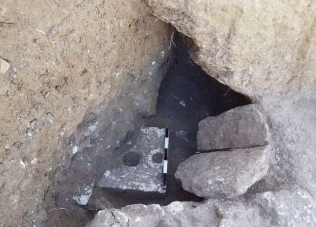 El asiento de inodoro de piedra encontrado durante la excavación de 2019 en Armon Hanatziv.