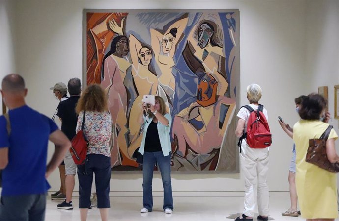 Archivo - Varios turistas llenan una de las salas del Museo Picasso y disfrutan de las obras de arte del artista malagueño