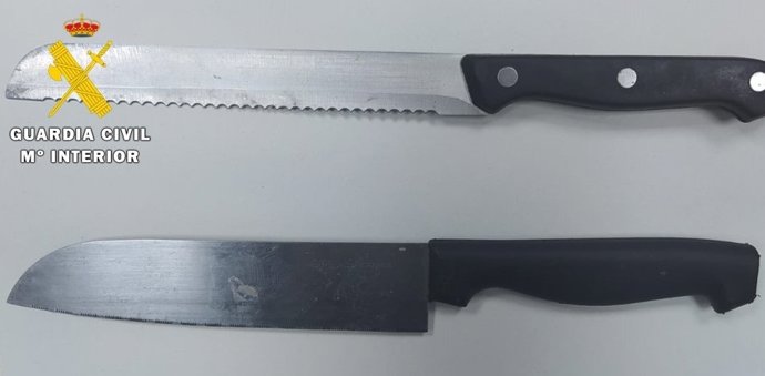 Imagen de los dos cuchillos intervenidos al joven en La Bureba