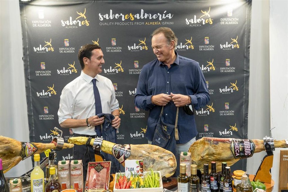 El presidente de la Diputación de Almería, Javier Aureliano García, junto al presentador Bertín Osborne.