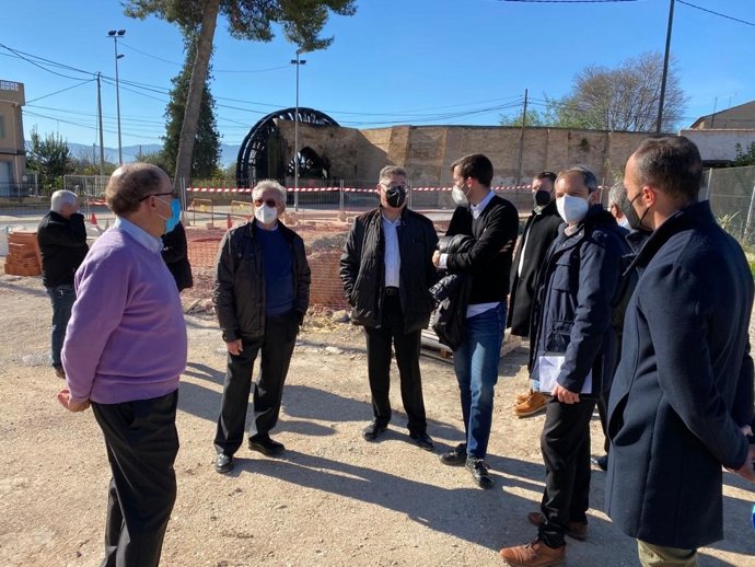 El concejal de Urbanismo y Transición Ecológica del Ayuntamiento de Murcia, Andrés Guerrero, visita las obras de acondicionamiento del entorno de la rueda de La Ñora