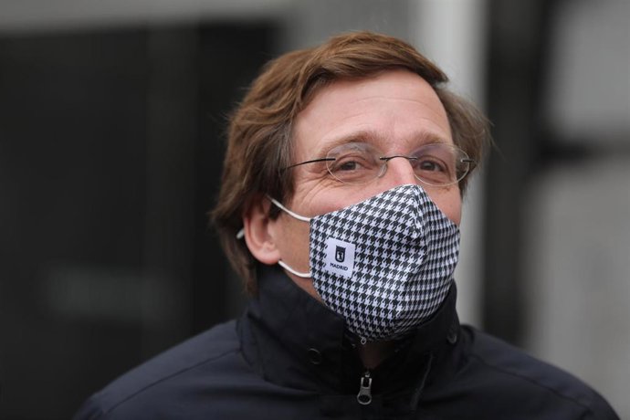 El alcalde de Madrid, José Luis Martínez-Almeida, en el acto del minuto de silencio convocado por el Ayuntamiento de Madrid como muestra de repulsa y condena por el asesinato machista de una menor, en la plaza de Cibeles, a 4 de enero de 2022, en Madr