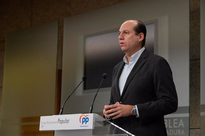 El portavoz adjunto del PP en la Asamblea, Luis Alfonso Hernández Carrón, en rueda de prensa para valorar el paro en diciembre de 2021 en Extremadura