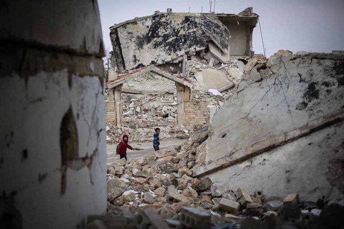 Archivo - Daños causados por un bombardeo en la localidad siria de Al Nerab, situada en la provincia de Alepo, en el norte de Siria.