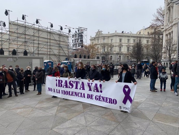 Cibeles recuerda con un minuto de silencio a la niña asesinada en un caso de violencia vicaria el jueves en Lavapiés