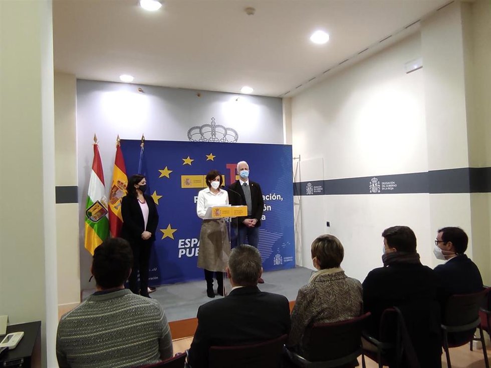 La delegada del Gobierno en La Rioja, María Marrodán, la presidenta del Gobierno riojano, Concha Andreu, y el alcalde de Logroño, Pablo Hermoso de Mendoza,presentan proyectos comerciales en Logroño