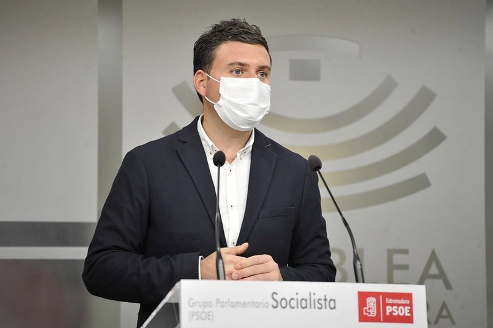 El diputado del PSOE en la Asamblea de Extremadura Felipe Redondo en rueda de prensa para valorar los datos de paro en diciembre de 2021 en la región