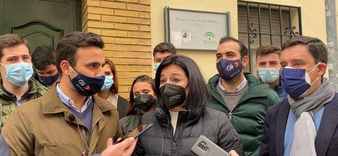 La presidente del PP de Sevilla, Virginia Pérez, en la entrega de juguetes al comedor benéfico San Vicente de Paúl.