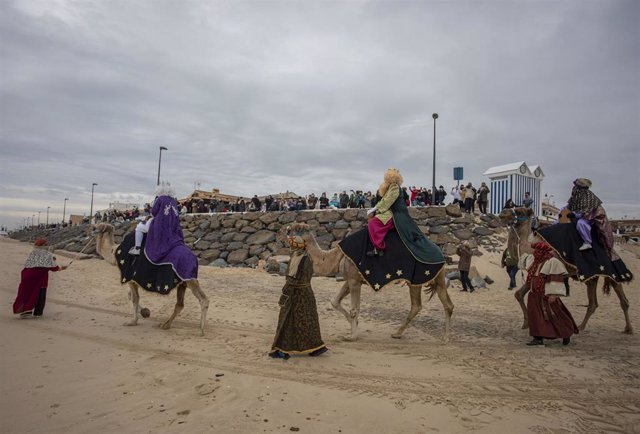 Archivo - Los Reyes Magos de Oriente llegan a la playa de Matalascañas en camellos. En Almonte (Huelva, Andalucía, España), a 05 de enero de 2021.